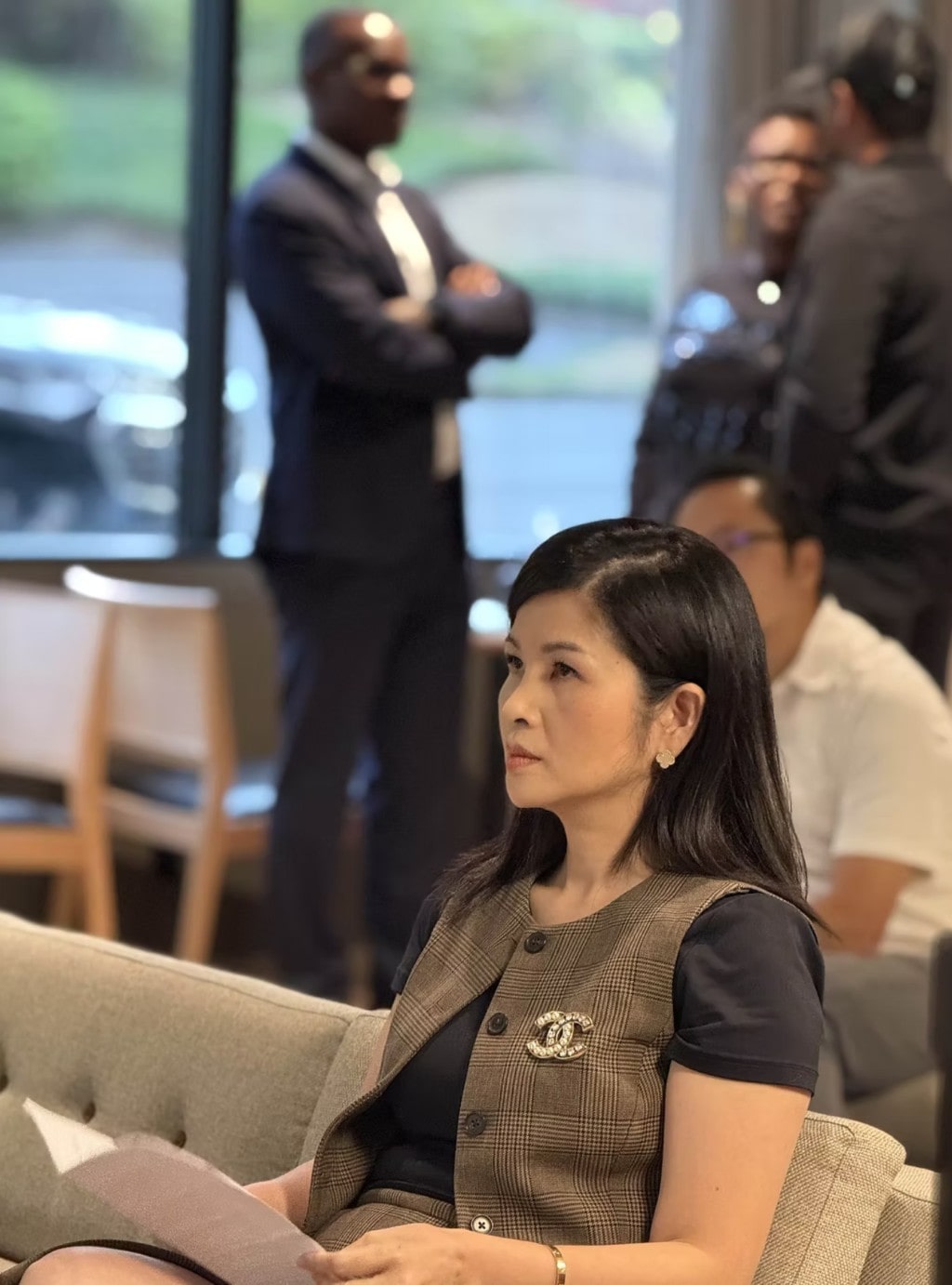 A professional woman attending a business event, symbolizing the partnership between ADHG and leasing management company DSM Sophia.